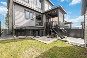 Exterior - Cute, Clean, Modern Suite in a House - Great Area! (Surrey)