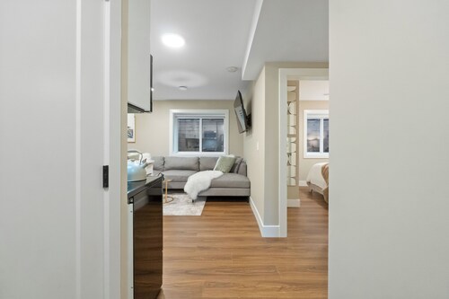 Cute, Clean, Modern Suite in a House - Great Area!