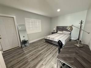 1 habitación, escritorio, tabla de planchar con plancha y cuna de viaje 