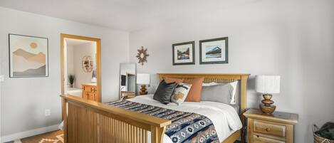 3 makuuhuonetta, työpöytä, Wi-Fi, vuodevaatteet