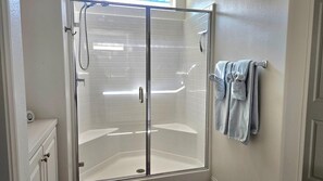 Dusche, Haartrockner, Handtücher, Seife
