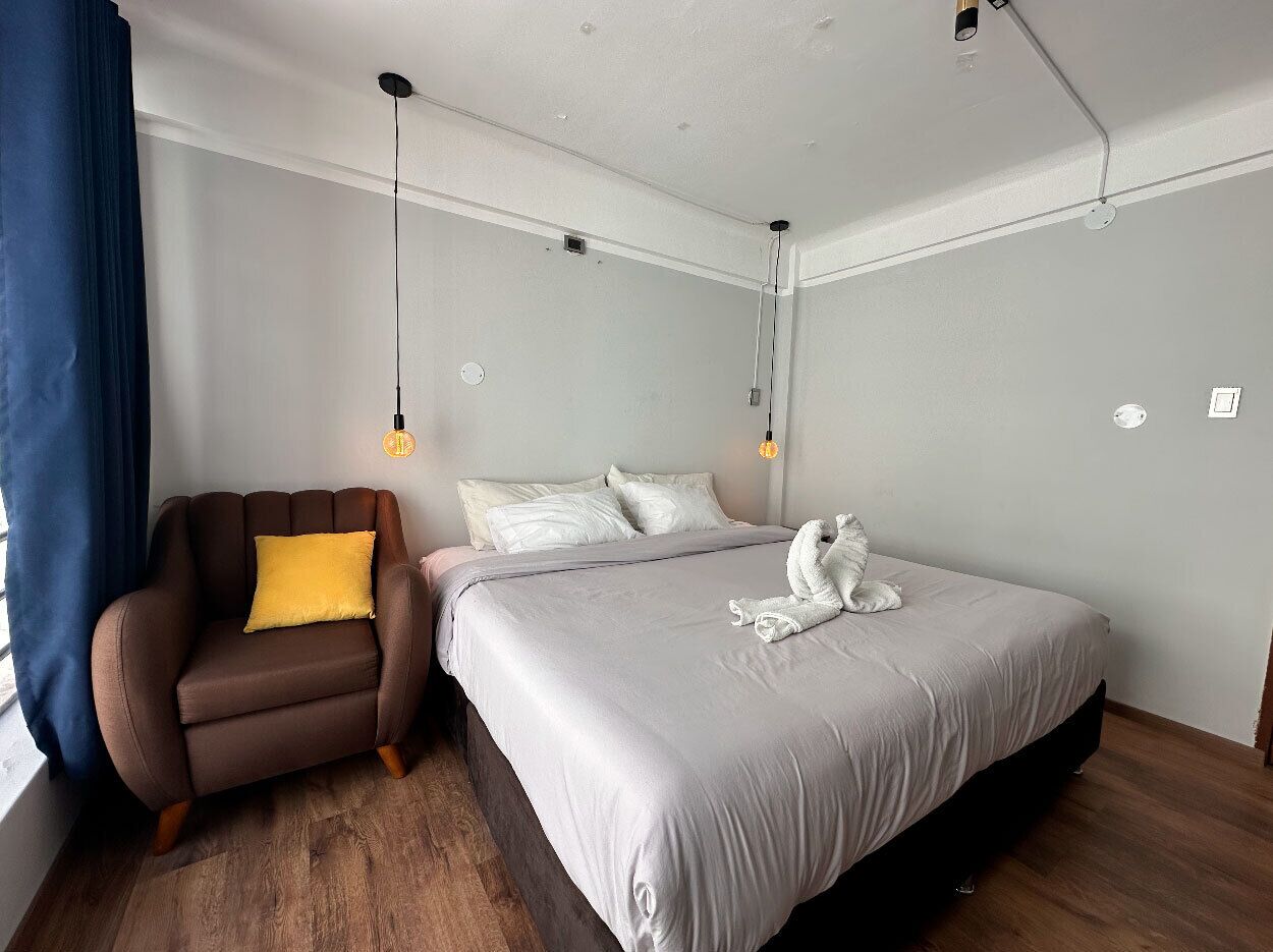 Quarto casal conforto, vista para o pátio | Wi-Fi de cortesia