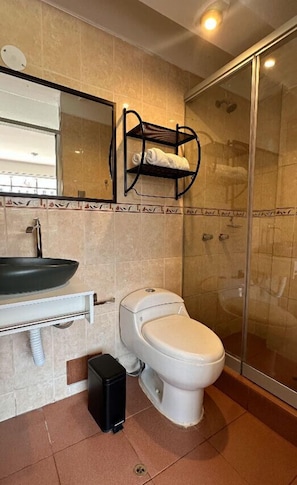 Comfort-dobbeltværelse - udsigt over resort | Badeværelse | Bruser, håndklæder, Sæbe, Toiletpapir