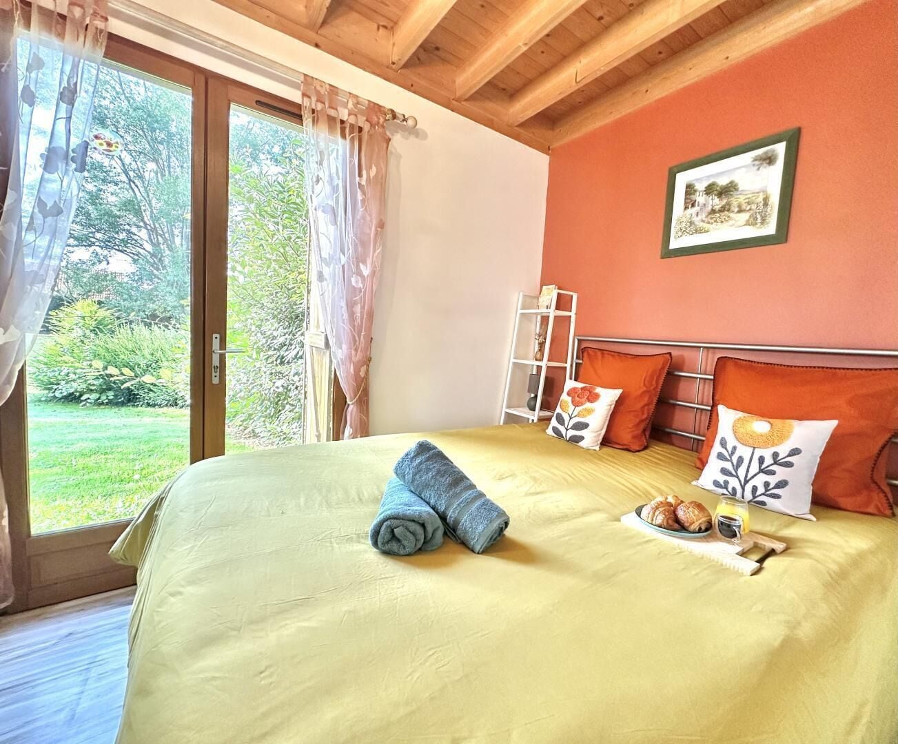 2 bedrooms, travel cot, free WiFi