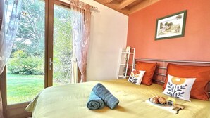 Une chambre avec un lit, un plateau de petit-déjeuner et une vue sur la verdure.