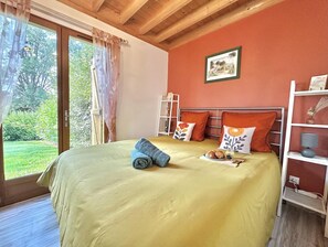 2 bedrooms, travel cot, free WiFi