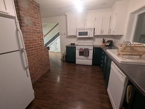 Een magnetron, een oven, een kookplaat, een vaatwasser