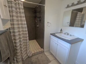 Secador de pelo, toallas, jabón, papel higiénico