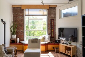 TV, bøker og stereoanlegg