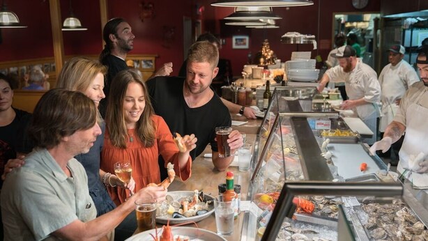 Un restaurante de mariscos con una barra que exhibe diferentes productos del mar.