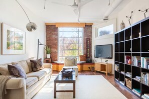 TV, bøker og stereoanlegg