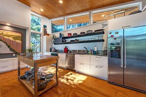 Een koelkast, een magnetron, een oven, een kookplaat