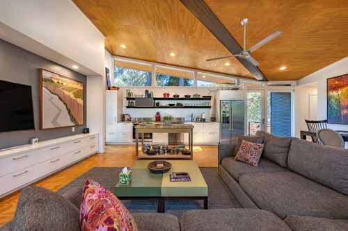 Happenstance Vineyards - Experience Luxury at Happenstance Vineyards in Mosier, 2 King Rooms