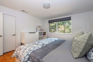 2 عدّة غرف نوم ومكواة/لوح كي وواي فاي مجانًا وملاءات أسرّة