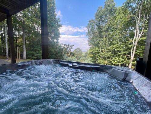 Copper Mine Cabin -Sleeps12, Hot Tub, WIFI, Foosball, Sm.Dog Friendly, Gas Logs, Firepit