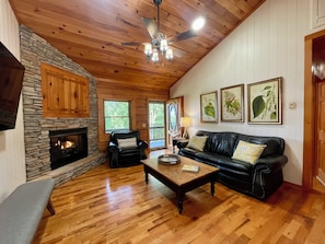 Smart TV, chimenea, futbolito y libros