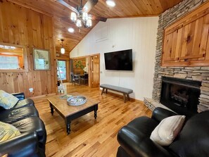 Smart TV, chimenea, futbolito y libros