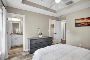 2 soverom, skrivebord, strykejern/-brett og wi-fi