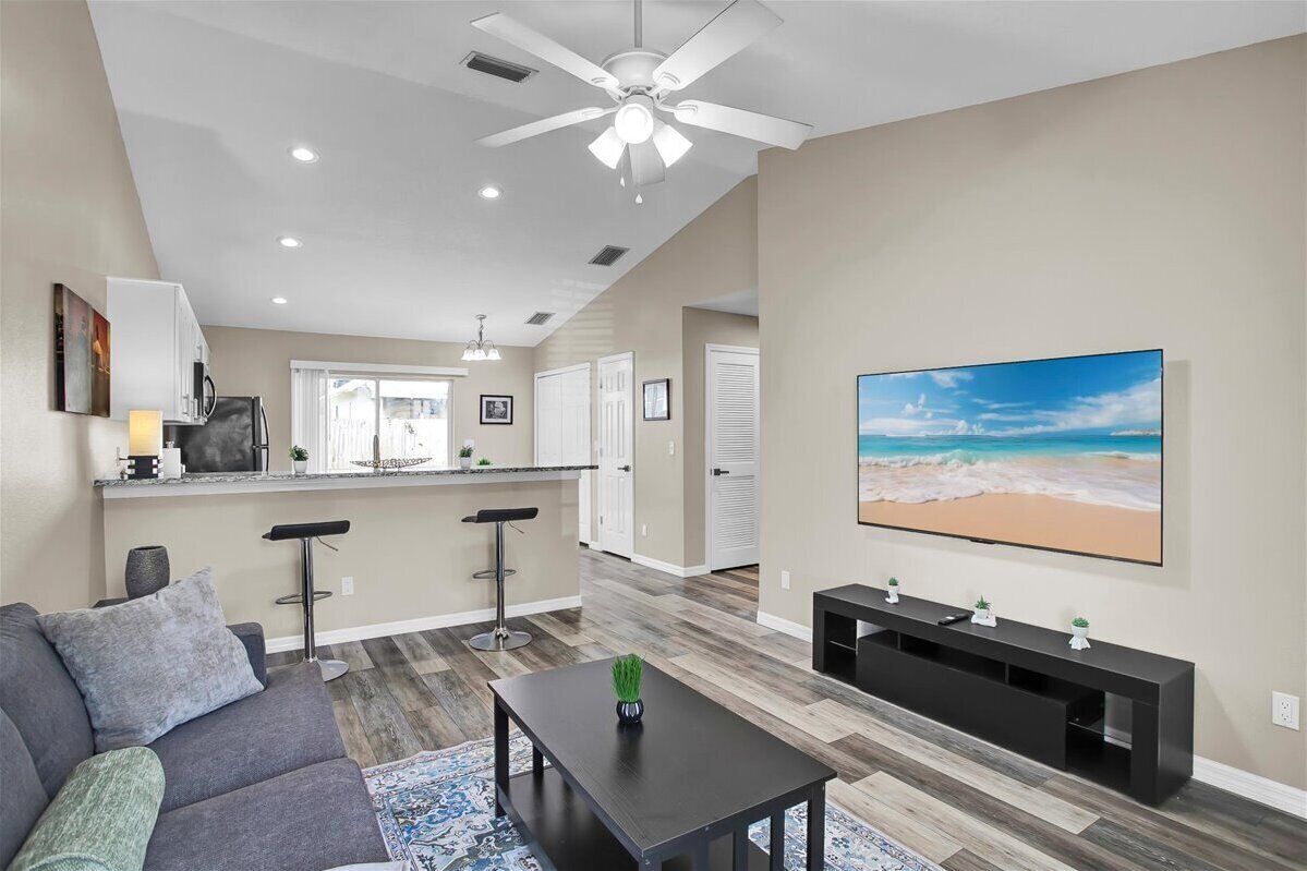 Televisión, oficina y monitor de computadora 