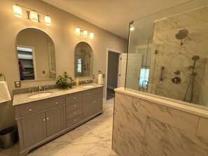 Een douche, een haardroger, handdoeken, zeep