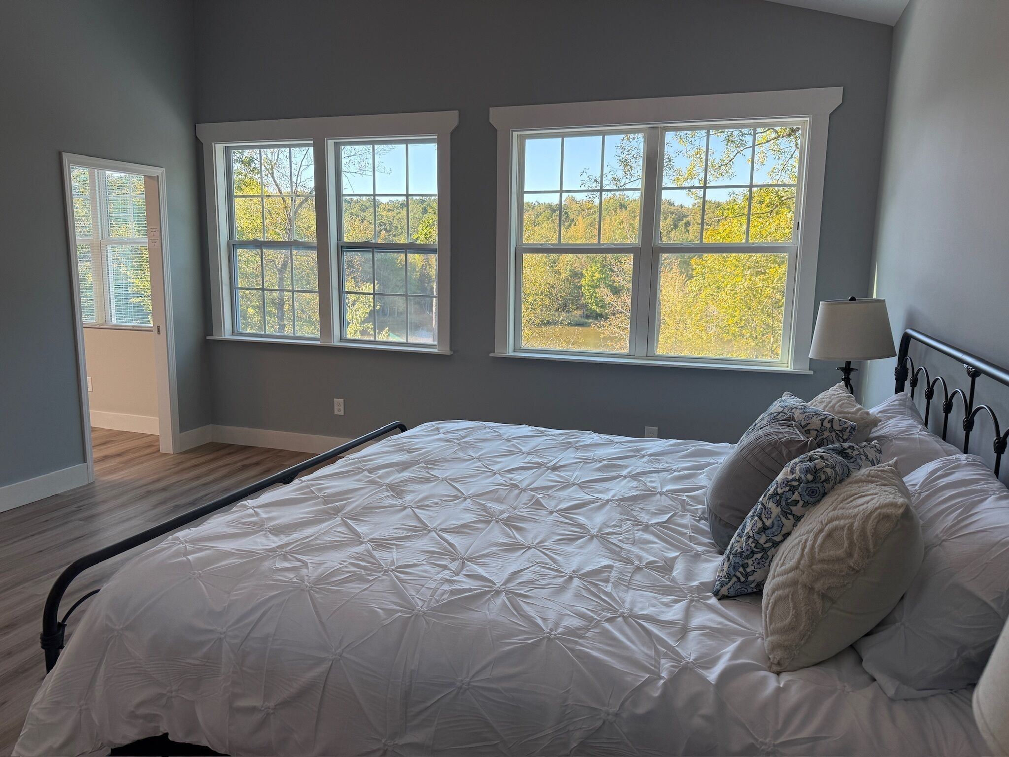 3 عدّة غرف نوم ومكواة/لوح كي وواي فاي وملاءات أسرّة