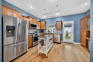 Een koelkast, een magnetron, een oven, een kookplaat