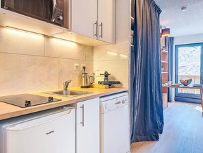 Fridge, dishwasher, cookware/dishes/utensils