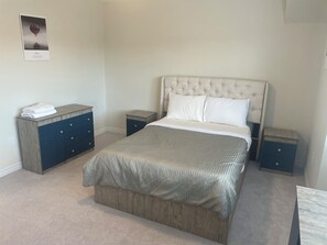 Laptop workspace, soundproofing, iron/ironing board, travel crib - Brand New 3 Bedroom Home in West Niagara (Thorold)