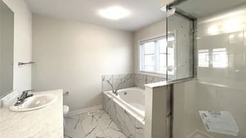 Rumah Deluks | Kamar mandi | Handuk, sabun, dan sampo