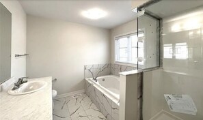 Deluxe House | Bathroom