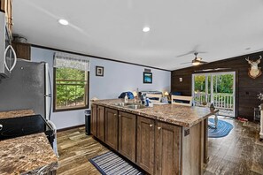 Kjøleskap, mikrobølgeovn, ovn og kokeplater