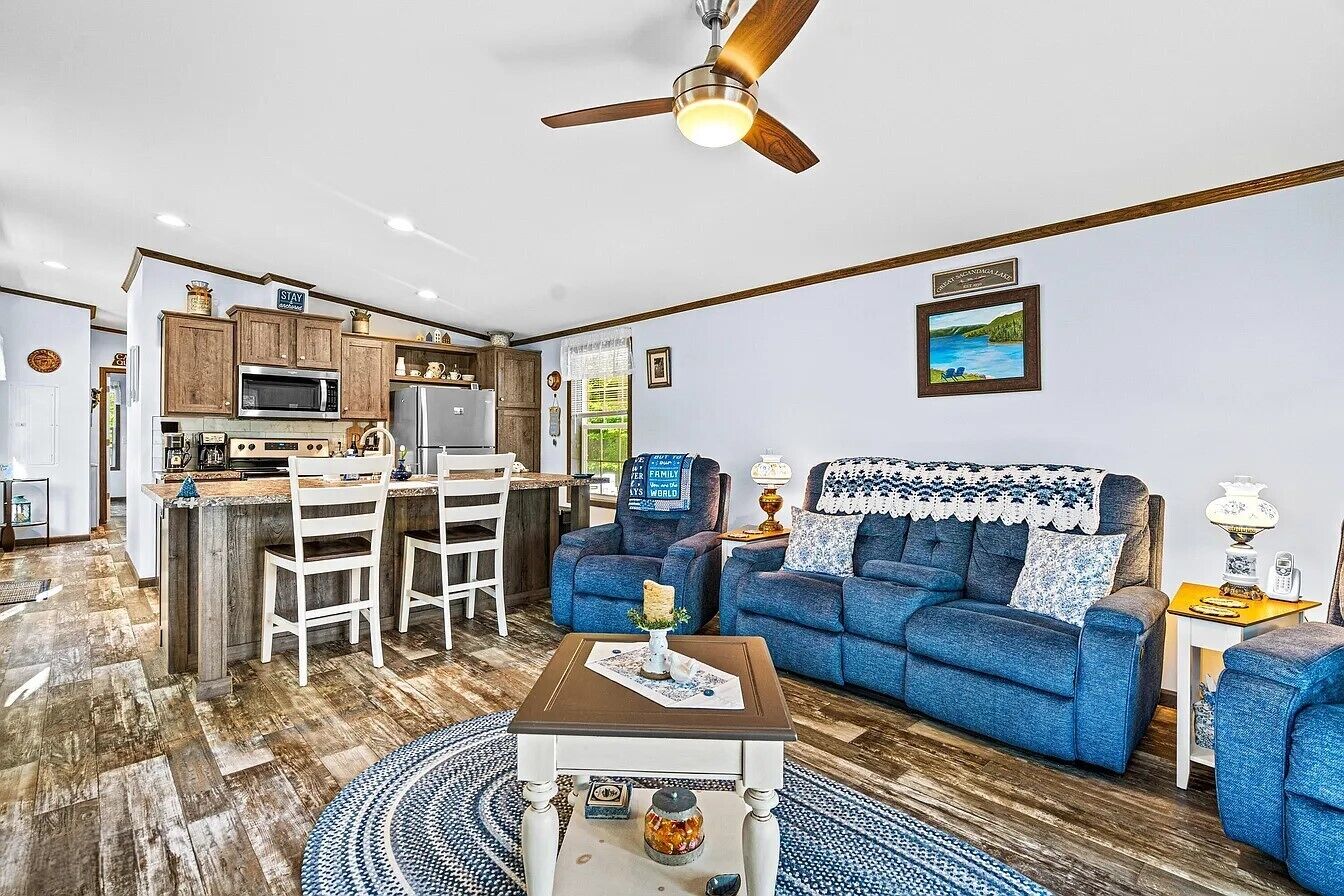 智能電視、壁爐、書籍