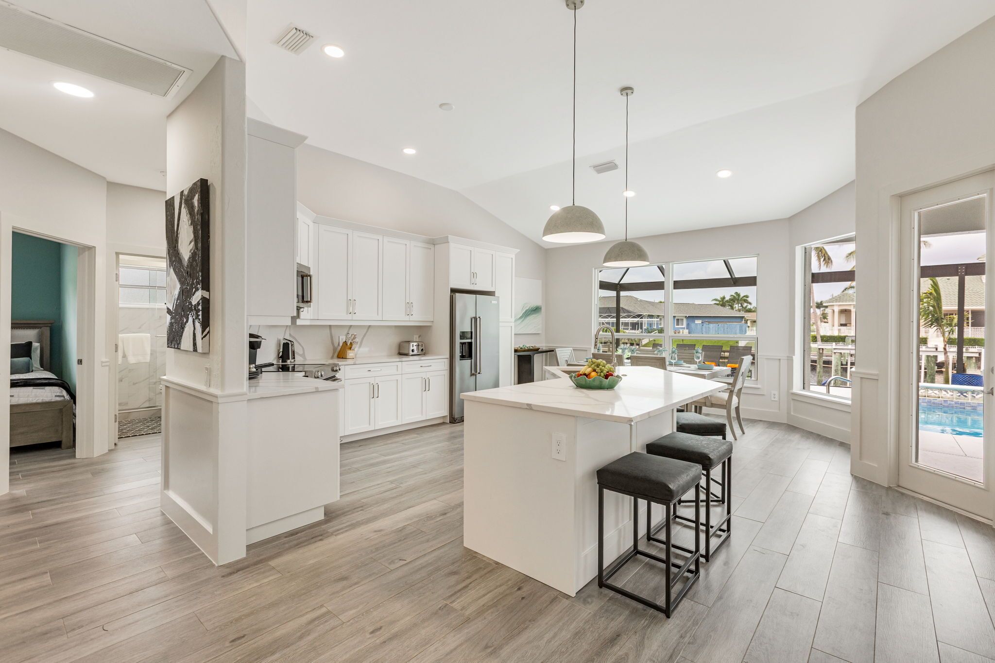 Kjøleskap, mikrobølgeovn, ovn og kokeplater