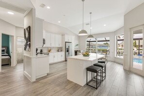 Jääkaappi, mikroaaltouuni, uuni, liesi