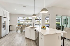 Jääkaappi, mikroaaltouuni, uuni, liesi