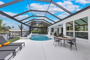 A heated pool - Avida Serena - Luxury Rental Pool, Spa & Walk to Cape Harbour (Cape Coral)
