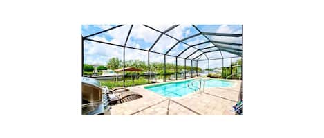 Une piscine extérieure couverte, avec un ciel dégagé au-dessus, entourée d’une structure en métal.