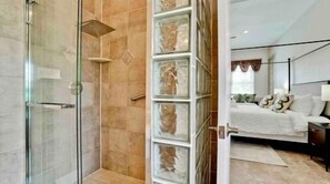 Douche, sèche-cheveux, serviettes fournies, savon