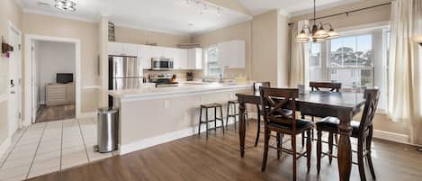 ثلاجة، ميكروويف، فرن، موقد طهي مسطح