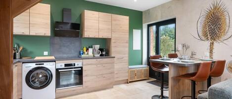 Kjøleskap, mikrobølgeovn, ovn og kokeplater