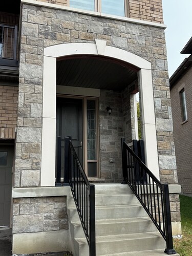 Quaint 4-bedroom house with AC in charming Whitby on