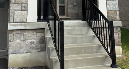 Quaint 4-bedroom house with AC in charming Whitby on