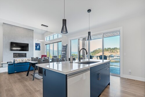 Luxurious 4-Bedroom Retreat with Views in McKinley Beach