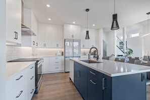 ثلاجة، ميكروويف، فرن، موقد طهي مسطح