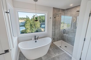 Shower, hair dryer, towels - Luxurious 4-Bedroom Retreat with Views in McKinley Beach (Kelowna)