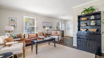 Smart TV, libros y oficina