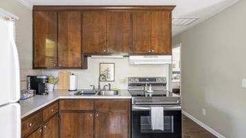 Refrigerador, microondas, horno y parrilla de estufa