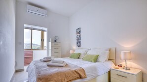 Una camera da letto con un letto, un comodino e una finestra.