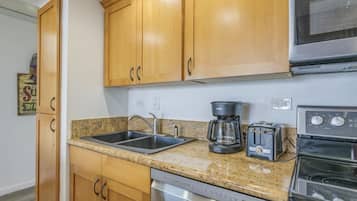 Condo, 1 Bedroom, Resort View | Private kitchen