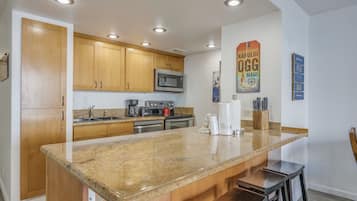 Condo, 1 Bedroom, Resort View | Private kitchen